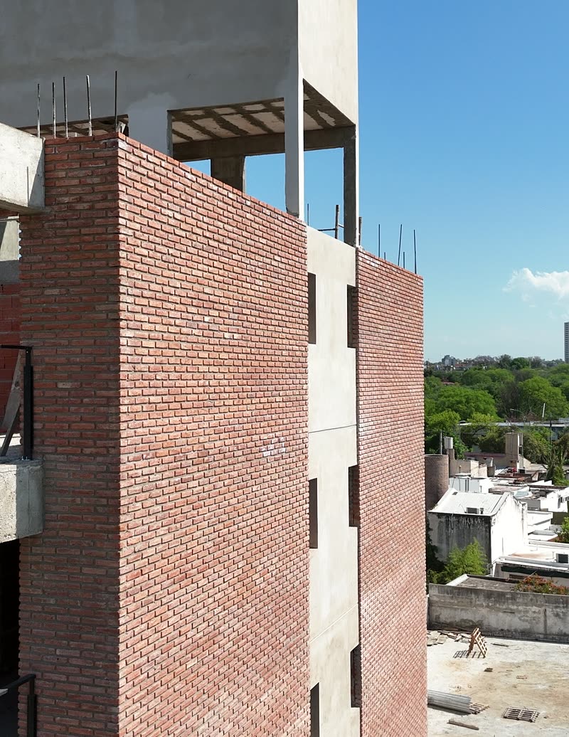 Detalle de la fachada de ladrillo y hormigón, octubre 2026