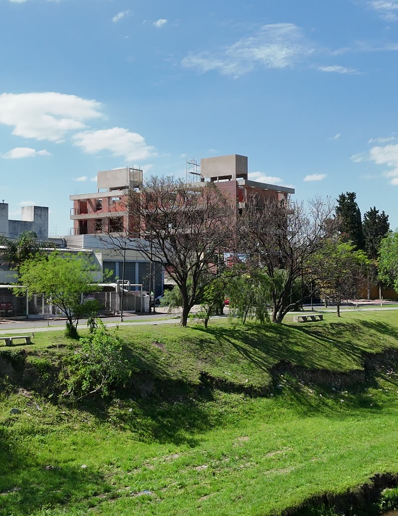 La obra vista desde el río Suquía, octubre 2026