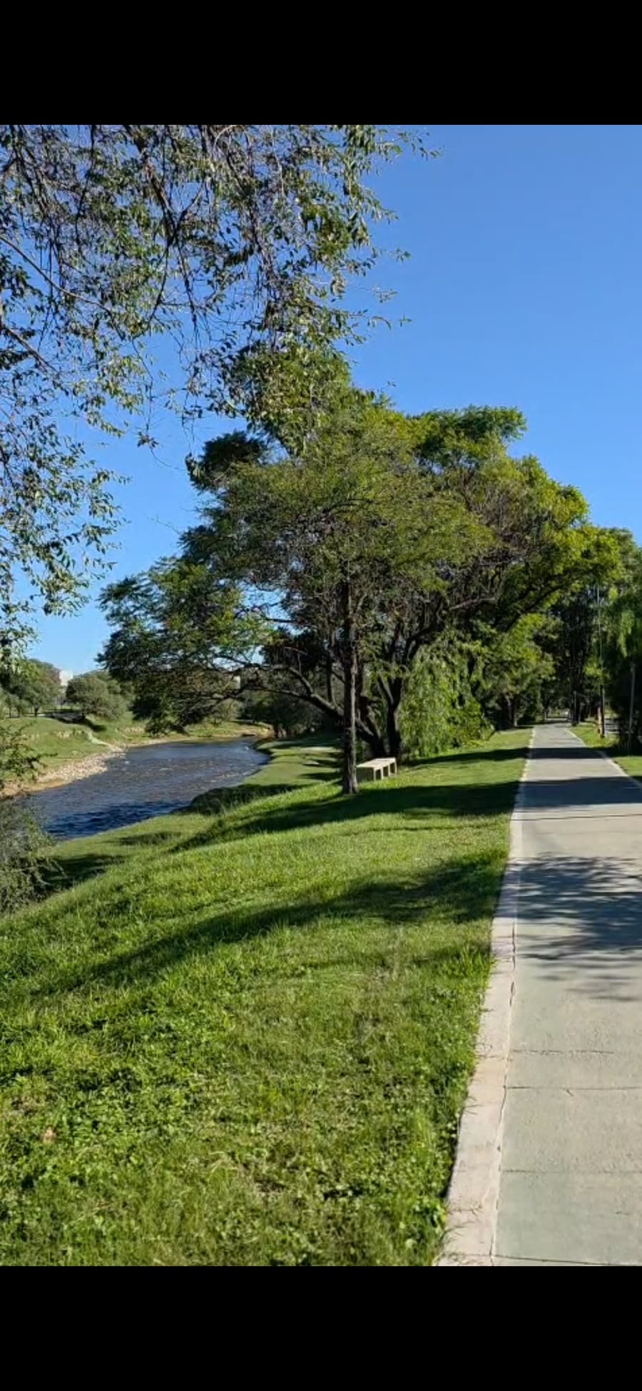 Costanera del río Suquía con arboleda y ciclovía