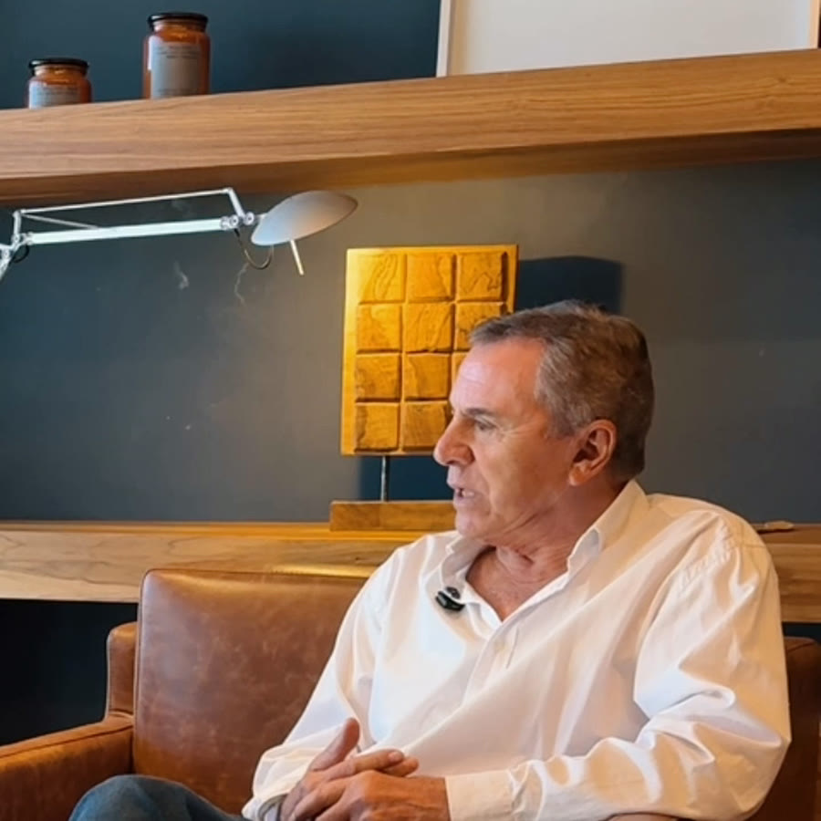 El arquitecto Rubén Beccacece en su oficina